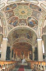 Notranjost cerkve je poslikana